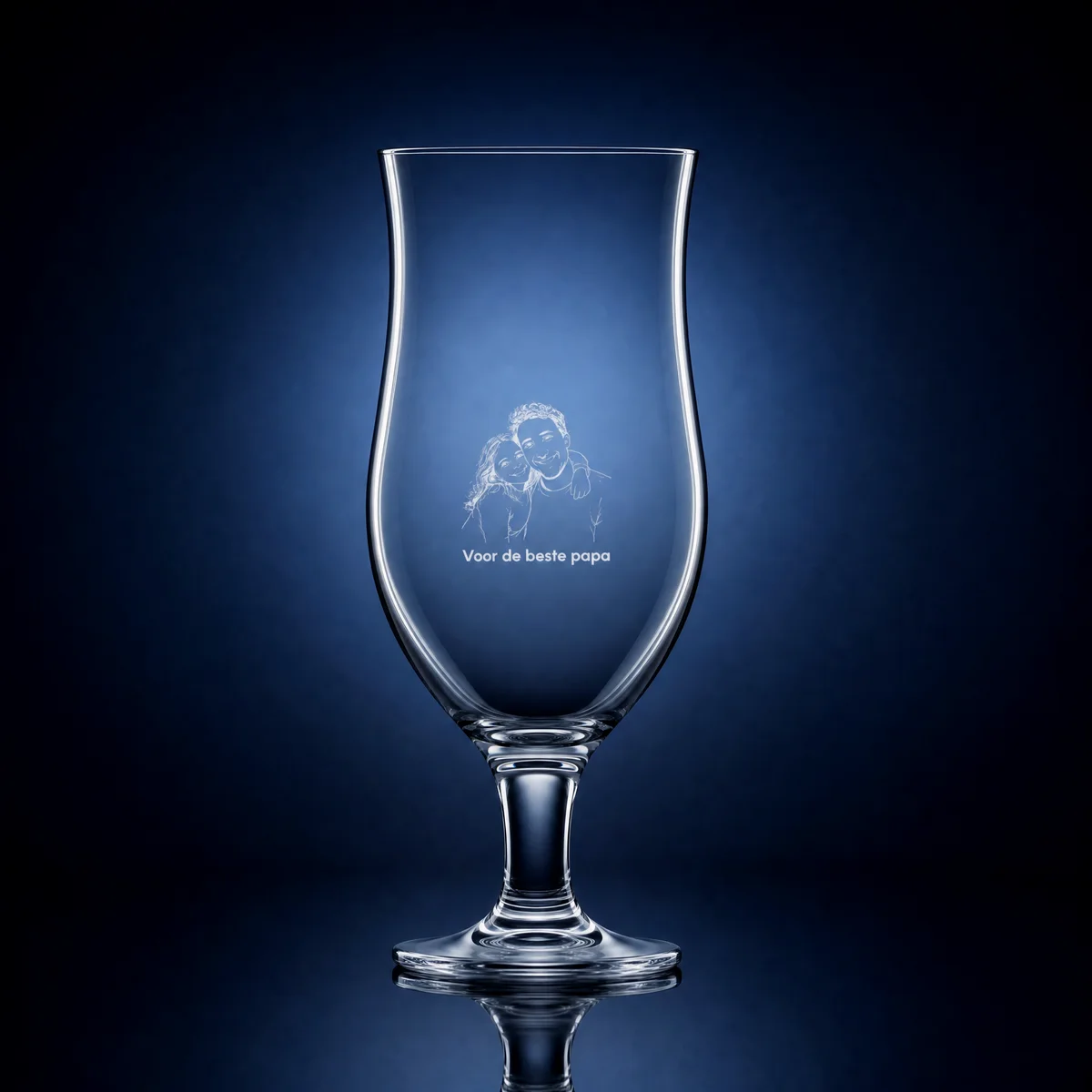 Beer glass with a drawing of a father and daughter and 'Voor de beste papa'