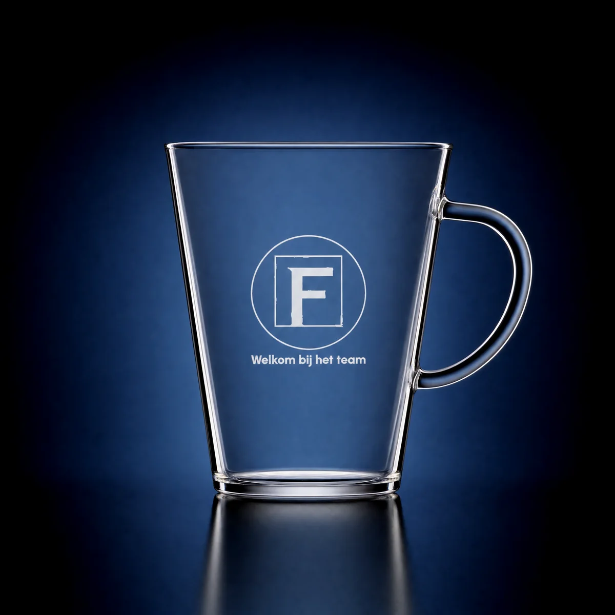 Tea glass with an engraved logo and 'Welkom bij het team'